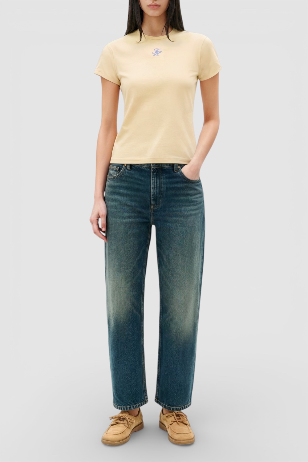 תמונת כל הלוק של חולצת טי סלים